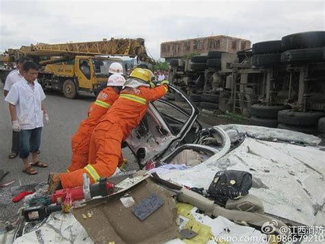 江西大货车侧翻 载6人小车瞬间成铁饼 新浪图片