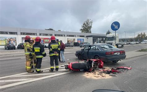 Motocyklista Wbi Si W Bok Osob Wki Pod Lidlem Na Ul Leonharda