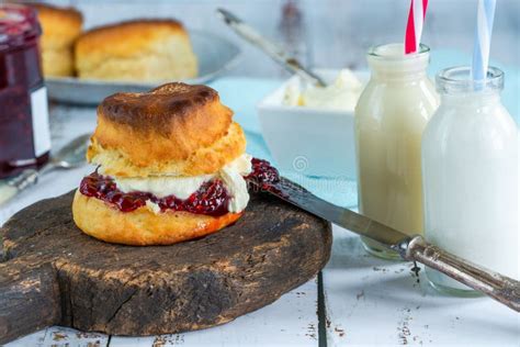 Scones Con La Mermelada De Fresa Y La Crema Coagulada Imagen De Archivo