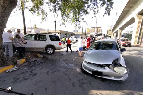 Monterrey Aparatoso choque de crucero deja daños materiales