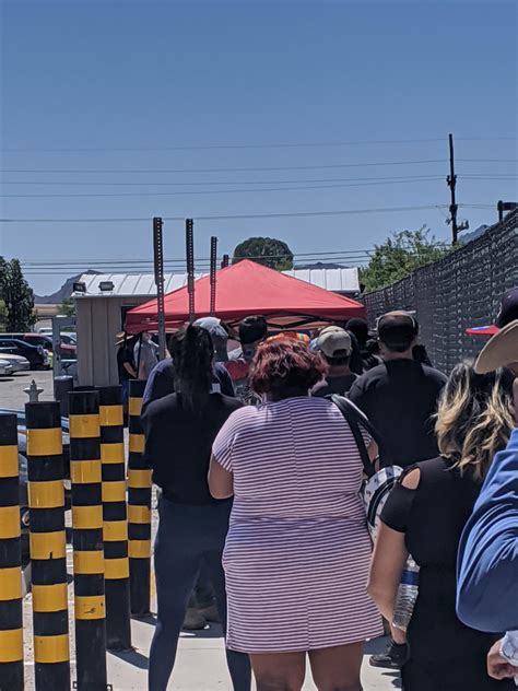 HUGE lines to pickup packages held at distribution centers : r/UPS