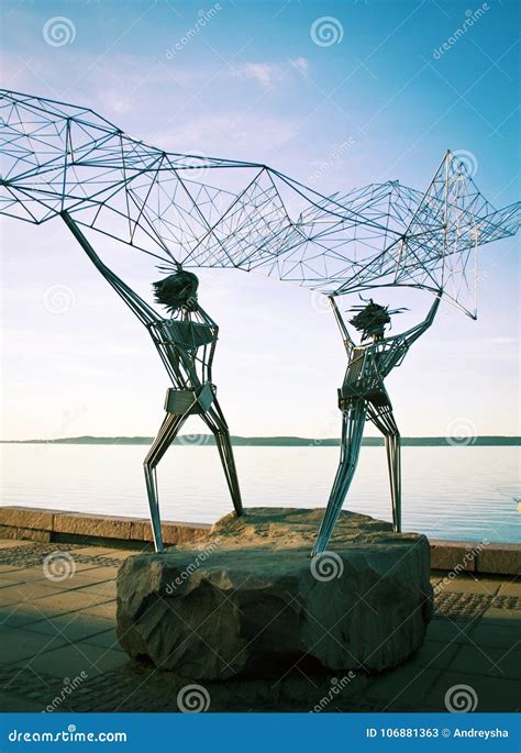 Escultura De Pescadores En La Costa Lance Una Red En El Mar Foto De