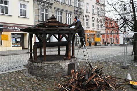 Studnia Zbudowana Na Rynku W Latach Jest Remontowana Miastobytom Pl