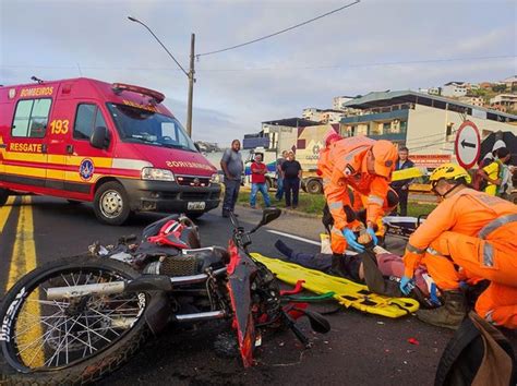 Motociclista Fratura Pernas E Bra Os Ap S Batida Entre Moto E Nibus Na