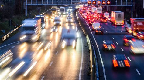 Verkehr Hamburg Weihnachten beschert volle Züge Flüge und Straßen