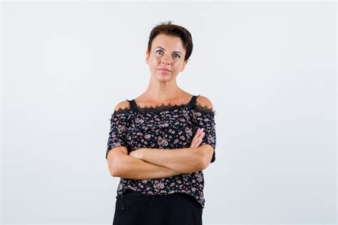 Femme Mature En Chemisier Debout Avec Les Bras Crois S Et La Vue De
