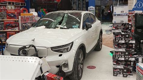 Un Coche Se Empotra Contra El Escaparate De Una Tienda De Juguetes En