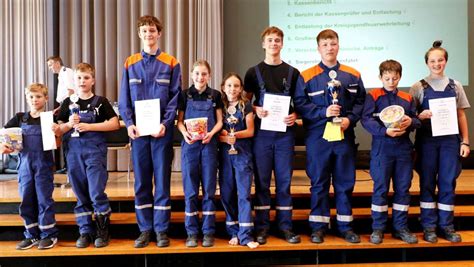 Feuerwehr In Schonach Gut 600 Jugendliche Sichern Im Schwarzwald Baar