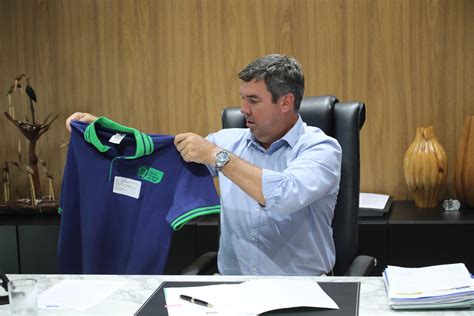 Ao custo de R 50 milhões rede estadual troca o verde nos uniformes