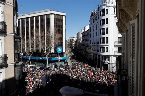 Miles De Manifestantes Gritan Todos Con Ayuso Casado Dimisi N