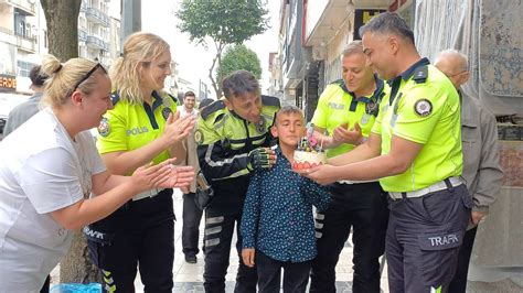 Polislerden 8 yaşındaki çocuğa ağlatan doğum günü sürprizi