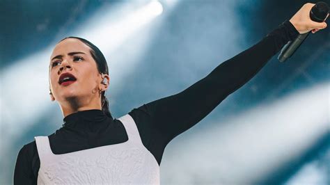 Rosalía explode o coração dos fãs em show inesquecível no Lollapalooza