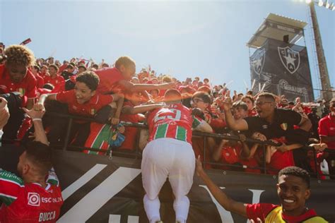 A Festa Dos Adeptos Do Estrela Da Amadora Depois De Garantir A