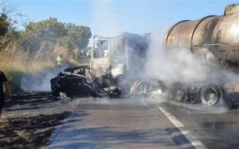 VÍDEO Carreta tanque e carro pegam fogo na BR 040 GO e uma pessoa