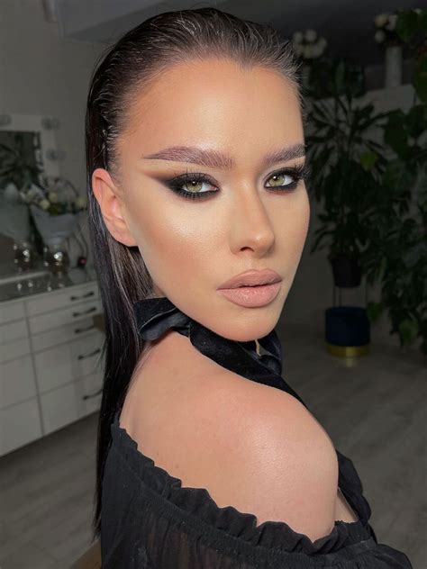 Black Smokey Eyes Emiliaaclaudia On Ig Capelli E Trucco Trucco Capelli