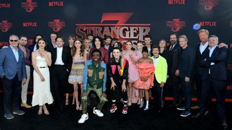 Stranger Things Elenco - Stranger Things | Elenco brilha na estreia mundial da série | MHD