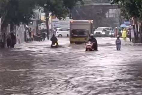 Banjir Rendam Sejumlah Wilayah Di Kota Padang Ketinggian Disebut