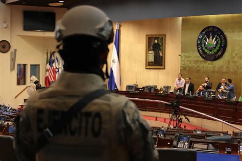 El Salvador Presidente entra con militares al Congreso y da ultimátum