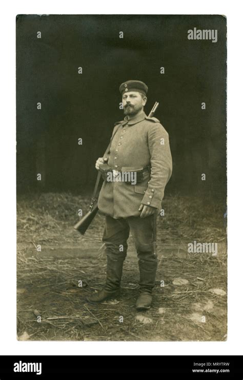 Photos Historiques De L Allemand Un Soldat Avec Une Panse De Buveur