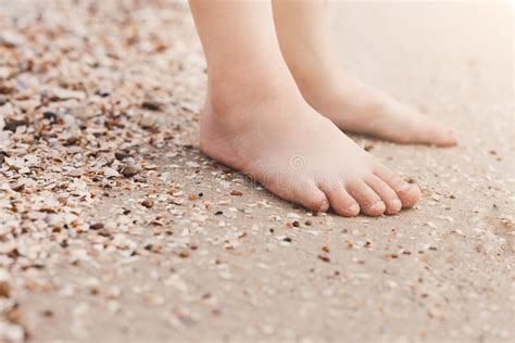 Jambes Aux Pieds Nus D Enfant Sur Le Sable Image Stock Image Du