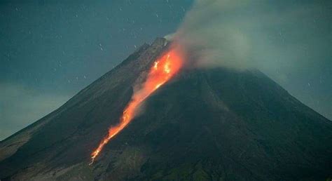 Vulc O Merapi Volta A Entrar Em Erup O Na Indon Sia E Joga Cinzas A