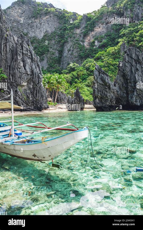 Beautiful tropical scenery with a traditional boat in El Nido, Palawan ...