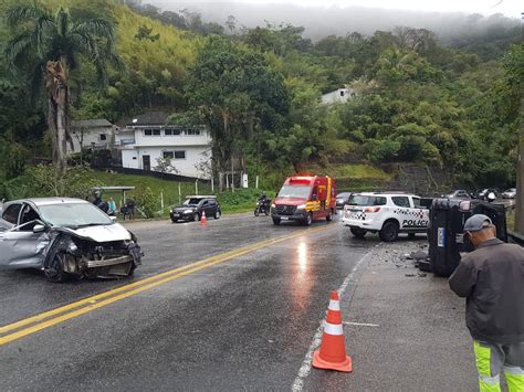 Batida Frontal Entre Dois Carros Deixa Mulher Ferida Na Rio Santos Em