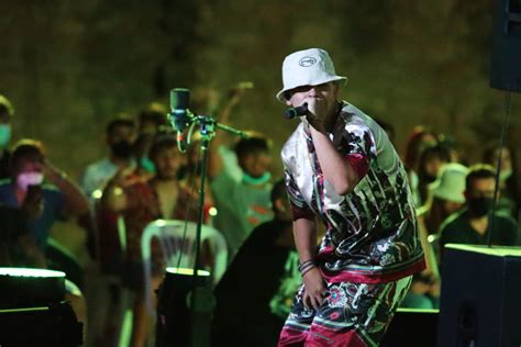 Los jóvenes se rinden a la música de Trueno en el primer concierto de