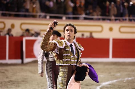 Gilio Pasea Una Oreja En La Chona