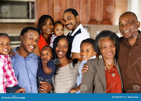 Famille Heureuse D afro américain Image stock Image of mère foule