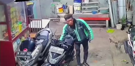 Berjaket Ojol Pria Curi Motor Dari Tempat Kontrakan Di Bekasi