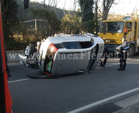 Pozzuoli Ancora Un Incidente Spaventoso Auto Si Ribalta In Via