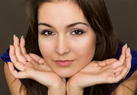 Verticale De Beau Jeune Brunette Photo Stock Image Du Fascinant Oeil