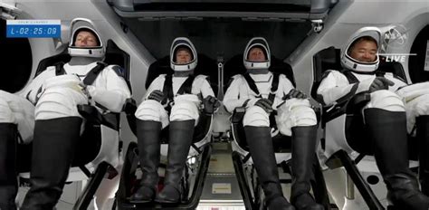 La nave de SpaceX despega con cuatro astronautas hacia la estación espacial