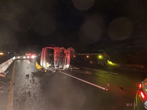 國1新營段嚴重車禍 大車翻覆釀追撞1死2傷