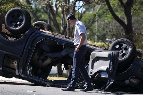 Viatura capota e deixa policiais militares feridos no Eixão Sul