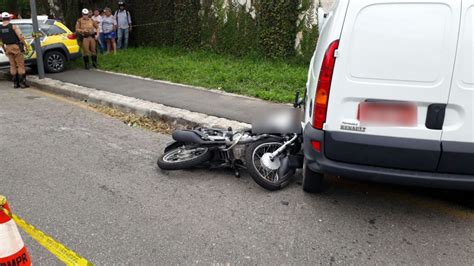 Motociclista morre na hora após bater contra furgão no Água Verde