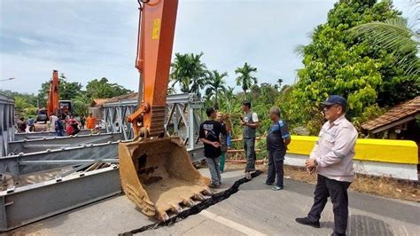 Dibantu Ekskavator Jembatan Bailey Dipasang Di Jembatan Bantan Oku