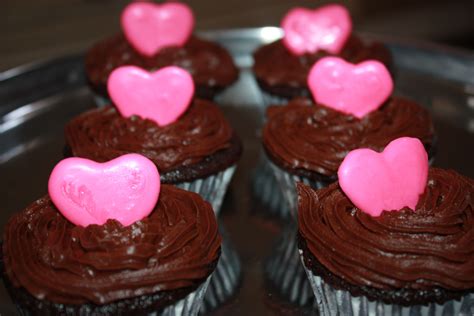 Simple And Sweet Chocolate Cupcakes Adding A Pink Chocolate Heart On Top Is Such A Cute Way To