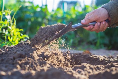 Agricultor Cultivando Tierra En El Jard N Con Herramientas Manuales