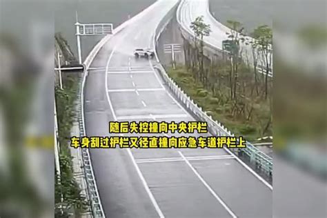 雨天路滑车速快，小车高速连撞三次护栏