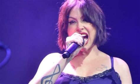 Pitty Passa Por Cirurgia De Emerg Ncia E Cancela Shows