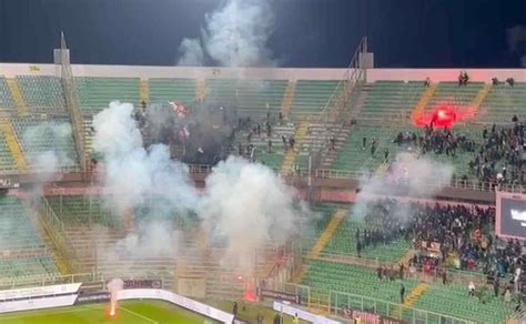 Palermo Bari Lancio Di Fumogeni Dal Settore Ospiti Verso I Tifosi Rosa