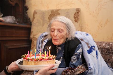 В Центральном районе с 100-летним юбилеем поздравили главного редактора ...