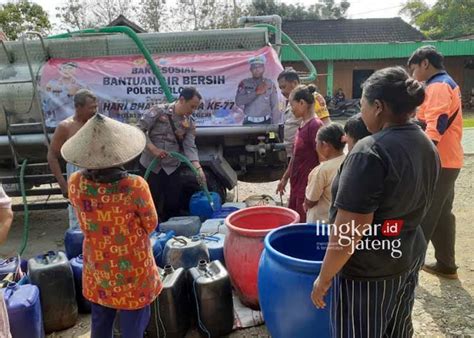 Kekeringan Mulai Melanda Blora Polres Blora Dropping Air Bersih Di 4 Desa