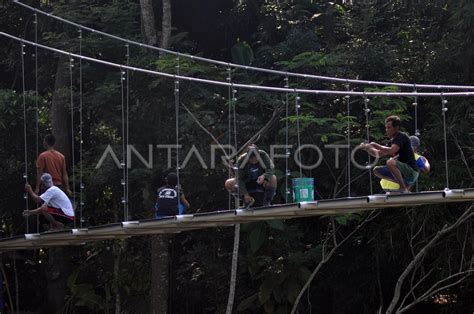 WARGA BANGUN JEMBATAN GANTUNG ANTARA Foto