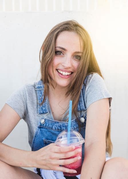 Retrato De Um Sorrindo Mulher Jovem Vidro Suco Olhando