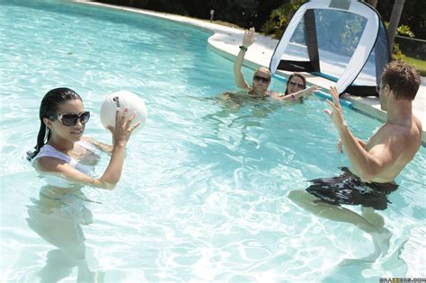 ABELLA ANDERSON POOL PARTY PARTIE Porn Pic