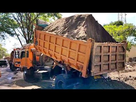 Dump Truk Mobil Truk Fuso Oren Bongkar Muatan Pasir Super Full