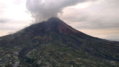 Gunung Merapi Muntahkan Awan Panas Ke Barat Daya Sejauh Km